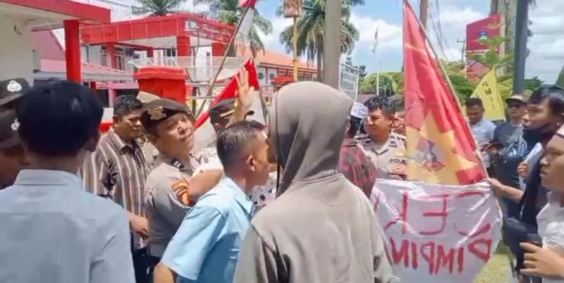 Gerbang DPRD Bengkulu Utara Disegel Massa KOMONIKASI: Tuntut Tanggung jawab Atas Skandal Anggaran