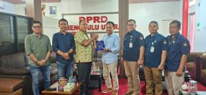 Ketua DPRD Bengkulu Utara Terima Cenderamata dari KPU, Simbol Apresiasi atas Suksesnya Pilkada