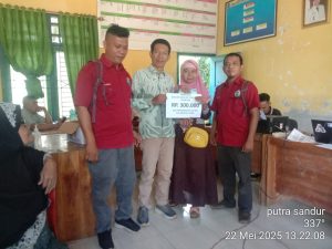 Pemdes Penyangkak Salurkan BLT Lima Bulan Sekaligus kepada 10 KPM